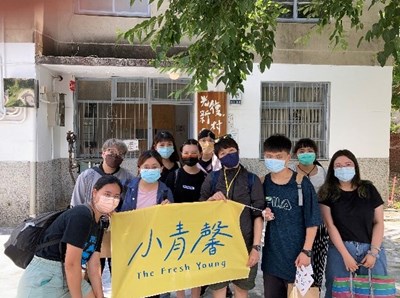 勵馨基金會於中心前合照.jpg