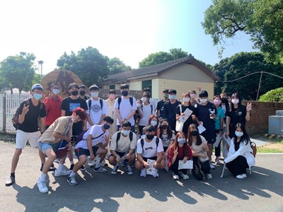 國立臺灣體育運動大學學生於光復新村大招牌前拍照.jpg