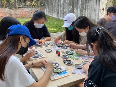 學生正在皮革上上色.jpg