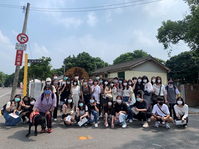 國立勤益科技大學於光復新村招牌大合照.jpg