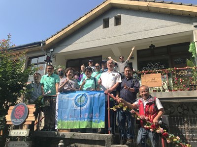 山田聯誼會於光復新村階梯拍攝合照.jpg