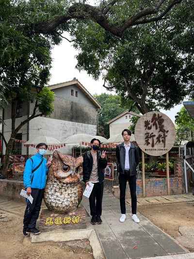 吾用工藝設計團隊與光復新村招牌合照