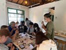 吾革事正在指導同學製作皮革動物