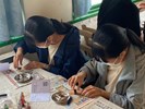 修平科大同學正在為皮革上色
