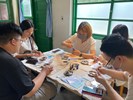 修平科大同學正在製作皮革小動物