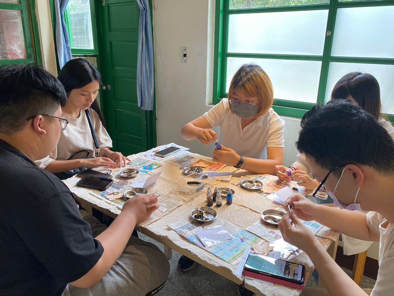 修平科大同學正在製作皮革小動物