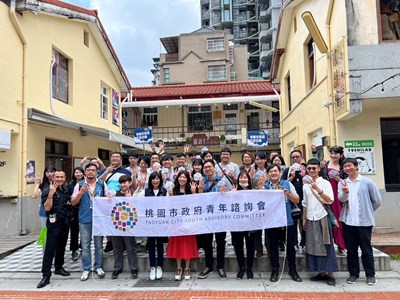 桃園市青年事務局於基地招牌大合照