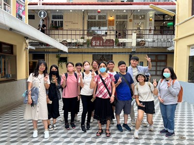 中教大老師與學生們於審計招牌大合照