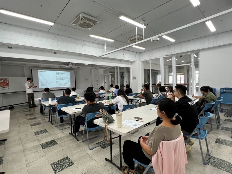 學員們認真聽課中
