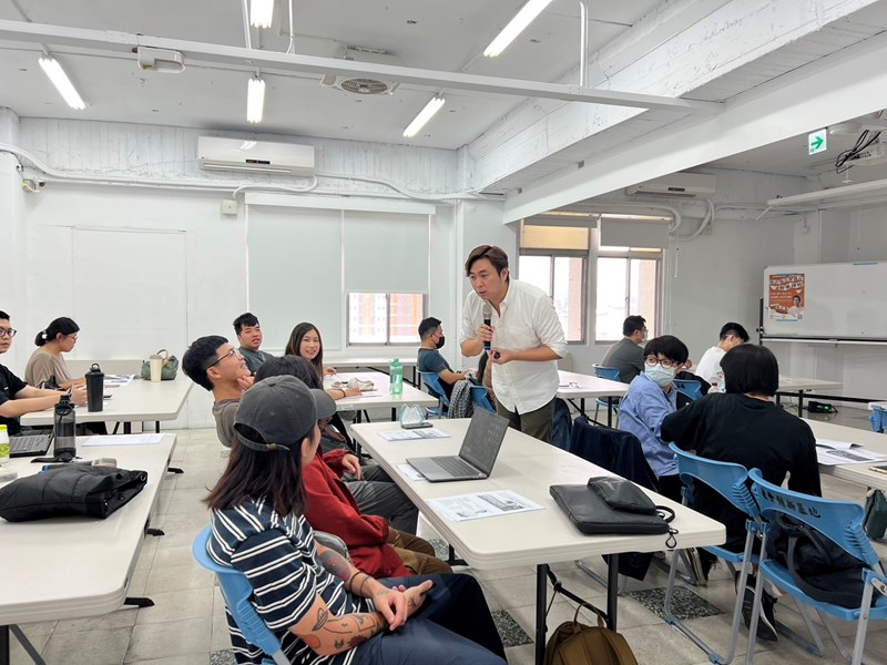 講師與學員們互動
