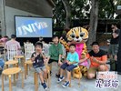 民眾與石虎合影