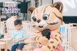 石虎與民眾互動