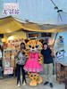 石虎與店家合照
