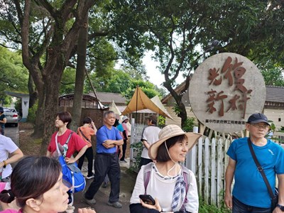 林園登山隊聽導覽中01
