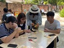店家DAMU HOME正在指導學生進行體驗
