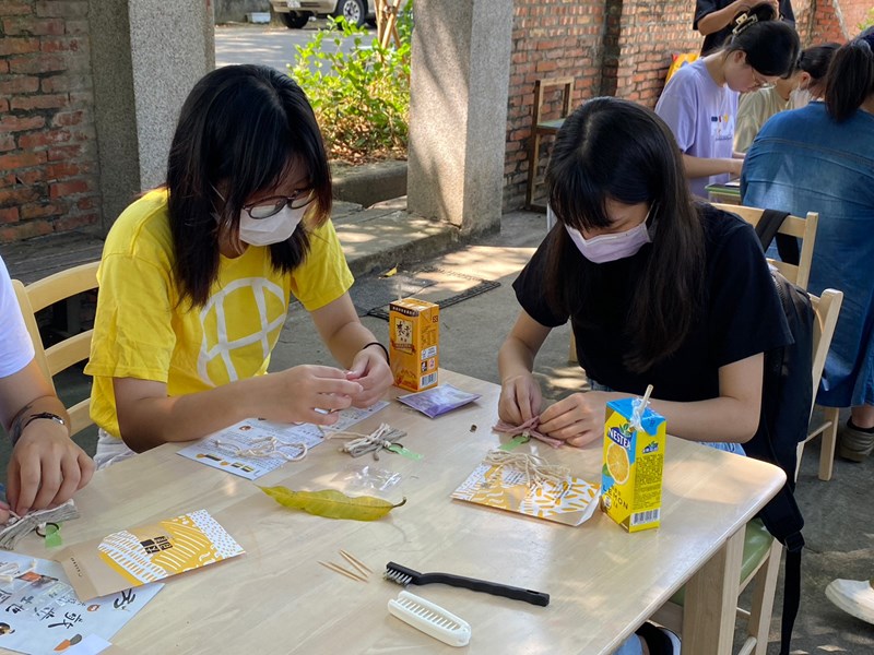 學生正在進行體驗