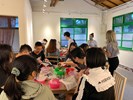 學生正在挑選藍染圖形