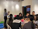 學生正在聆聽藍染製作過程