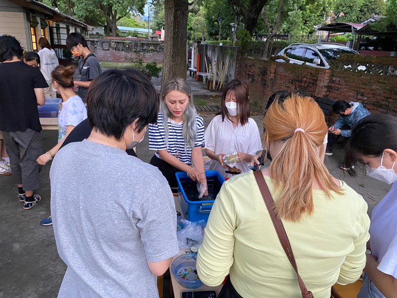 講師示範藍染過程