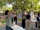 店家人人好工坊正在示範洗愛玉步驟