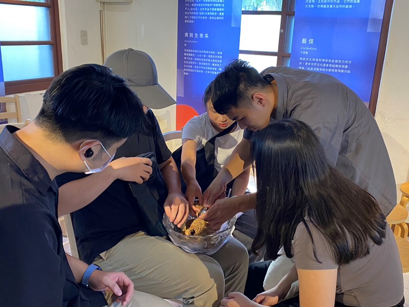 逢甲大學學生正在體驗刮愛玉籽