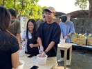 逢甲大學學生正在體驗洗愛玉
