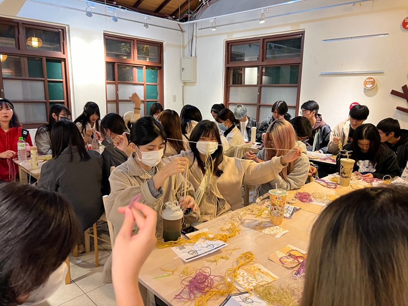 中科大同學正在編織提袋
