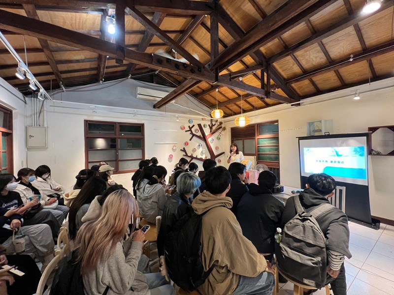 中科大學生正在聆聽演講