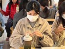 同學正在編織提袋