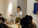 店家DAMU HOME正在示範提袋編織方式
