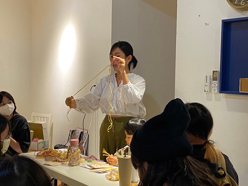 店家DAMU HOME正在示範提袋編織方式